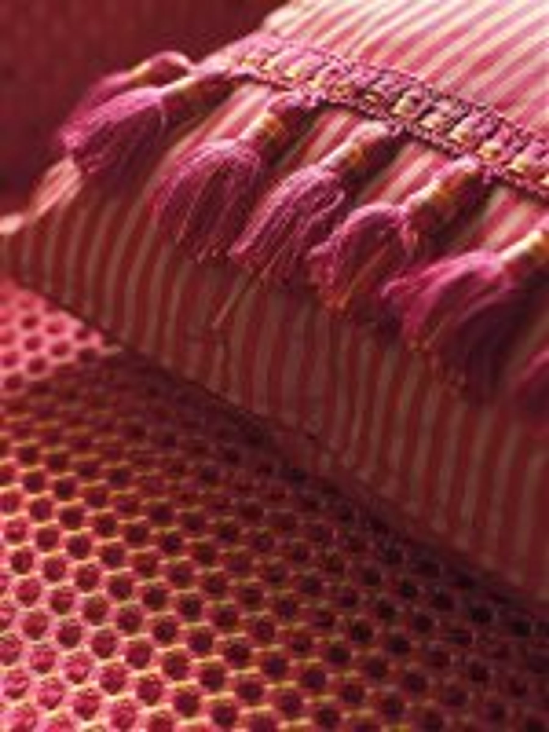 Detail eines Kissens mit Quasten – Brigitta Black Wohnkultur