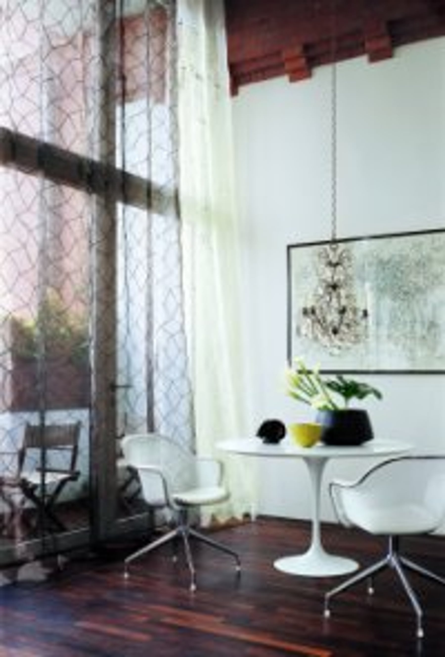 Wohnzimmer mit eleganten Vorhängen – Brigitta Black Wohnkultur