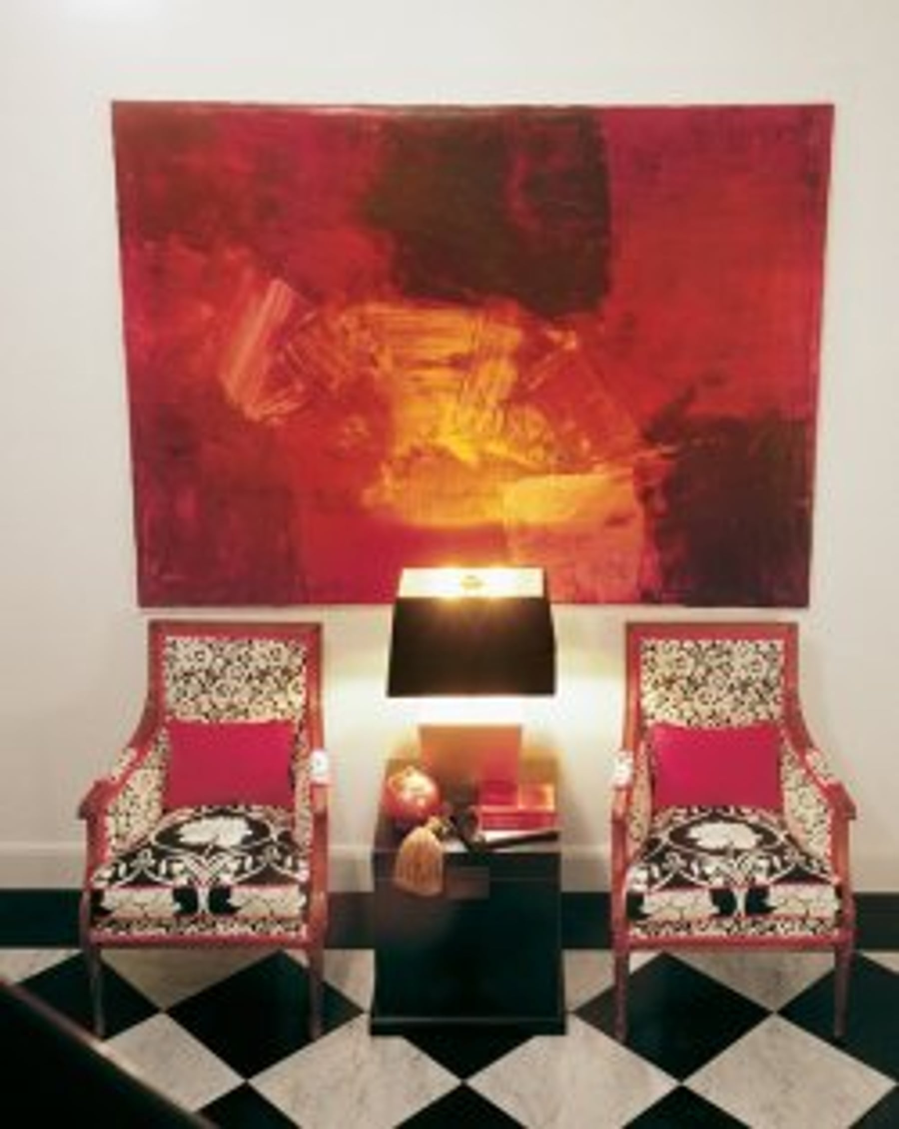 Inneneinrichtung mit Sesseln und Lampe – Brigitta Black Wohnkultur